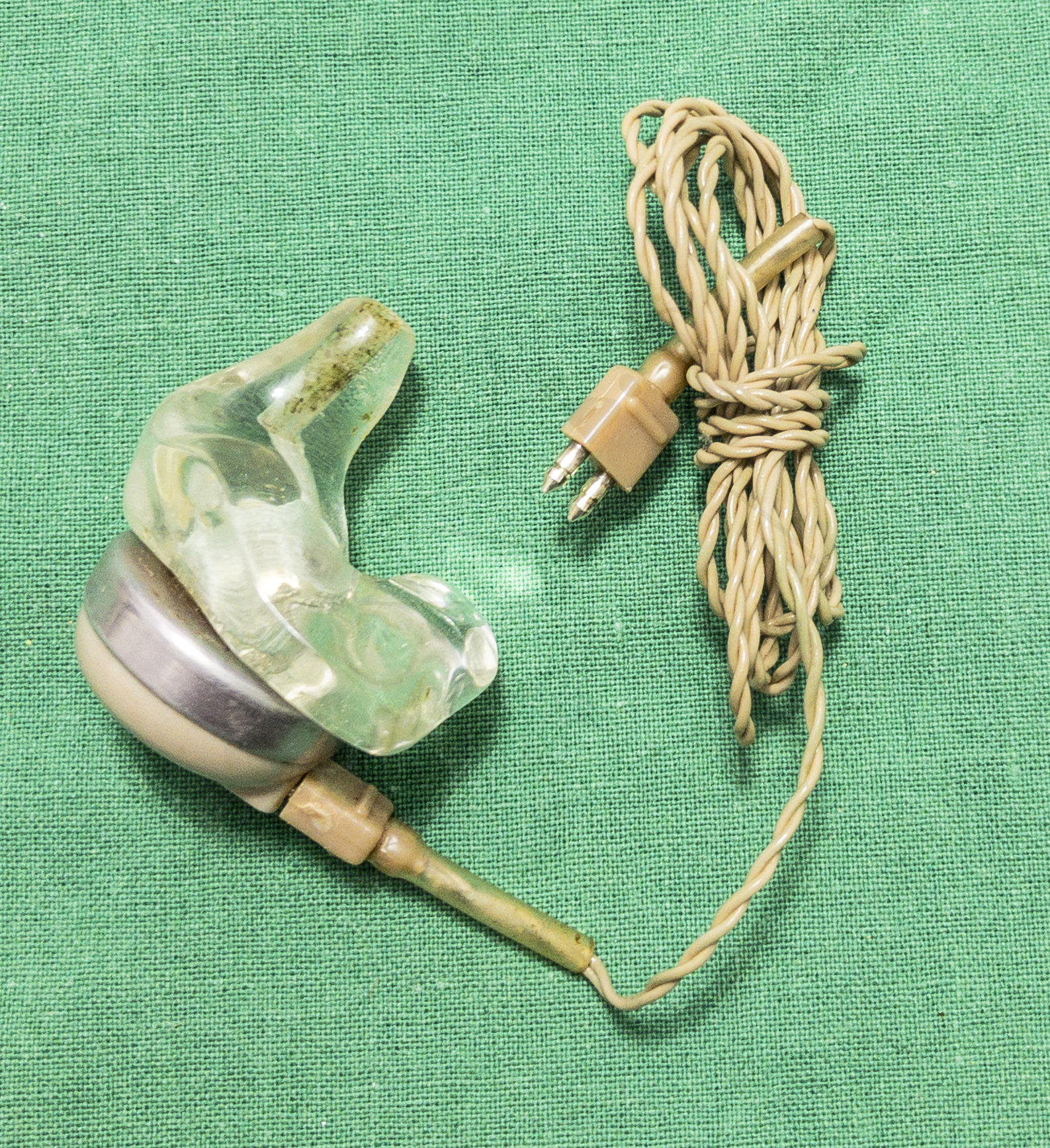 Hörgerät "Fortiphone Type 20", ca. 1949, Ohrhörer mit Aufsatz und Kabel